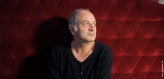 Invité RIFFX : Alain Lahana, meilleur ami des légendes du rock, nous raconte le Paris Music Festival 2021